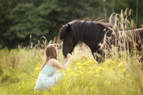 Mädchen mit Islandpony